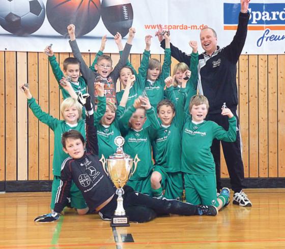 Die E-Junioren vom TuS Holzkirchen holten den Siegerpokal des Sparda-Cups. Fotos: VA