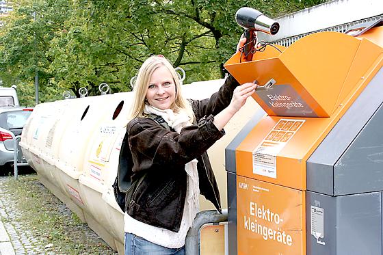 Helga Seitz vom Abfallwirtschaftsbetrieb München präsentierte den neuen Container für Elektrokleingeräte.	Foto: ws