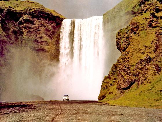 Spektakuläre Aufnahmen gelingen Fotografen und Filmern in der Natur Islands. Gewaltige Wasserfälle beeindrucken die Touristen.	Foto: VA