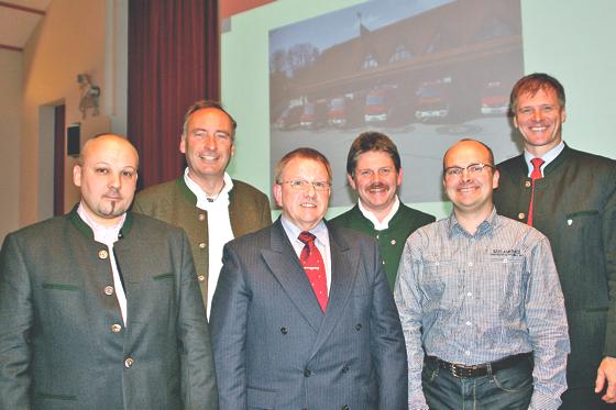 Andreas Schwankl, Kassier Johann Kosak, Helmut Zoppelt, Klaus Dexl, Schriftführer Michael Piendl und Bürgermeister Stefan Schelle (von links).	Foto: hol