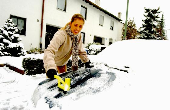 Vor Fahrtantritt das Auto von Schnee und Eis befreien. Bei Missachtung droht ein Bußgeld und die Sicherheit ist gefährdet, warnt der ADAC. Foto: ADAC