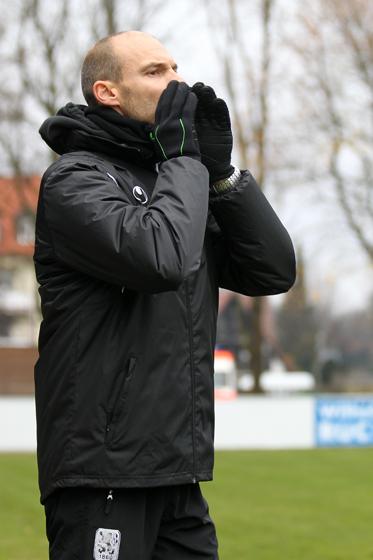 Lässt hart arbeiten: Löwen-Trainer Alexander Schmidt. Foto: A. Wild