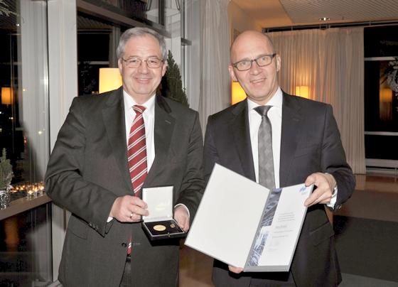 Hans Podiuk (links) bekam von Klaus Dittrich die Ehrenmedaille in Gold überreicht. 	Foto: privat