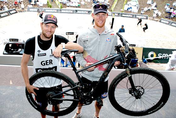 Julius Brink und Jonas Reckermann mit dem von  ihnen handsignierten Fahrrad.	Foto: privat