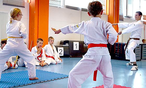 Karate verbessert Koordination und Konzentration  das hilft auch in der Schule.	Foto: privat
