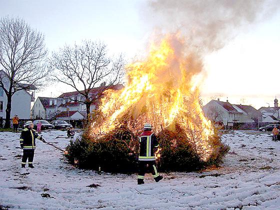 Beim Winterfeuer verbrennt die Freiwillige Feuerwehr Unterbiberg Christbäume.	Foto: privat