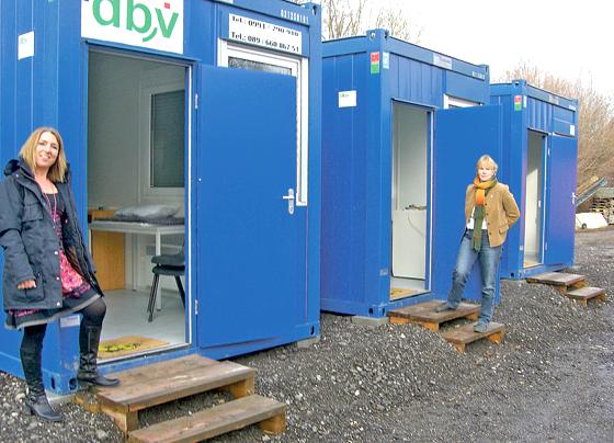 Die Container für obdachlose Landkreisbürger sind bezugsfertig. Bürgermeisterin Ursula Mayer (v. r.) und Petra Jablonski haben sich überzeugt.	Foto: VA