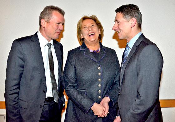 Der Kandidat Christoph Böck (rechts) hatte sich Landrätin Johanna Rumschöttel und den Nürnberger OB Ulrich Maly als Schützenhelfer geholt.	Foto: VA