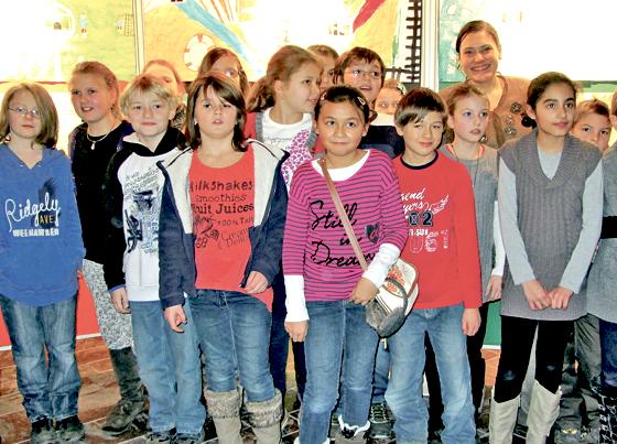Mit kritischem Blick haben die Viertklässler der Grundschule am Wald unter  Leitung von Sibylle Vogt und Tilo Glöck ihr Ortsviertel untersucht.	Foto: Pietsch