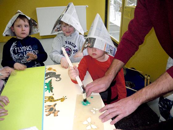 Die Moosacher Kindergartenkinder mit ihren neuen Malerhüten.	Foto: privat