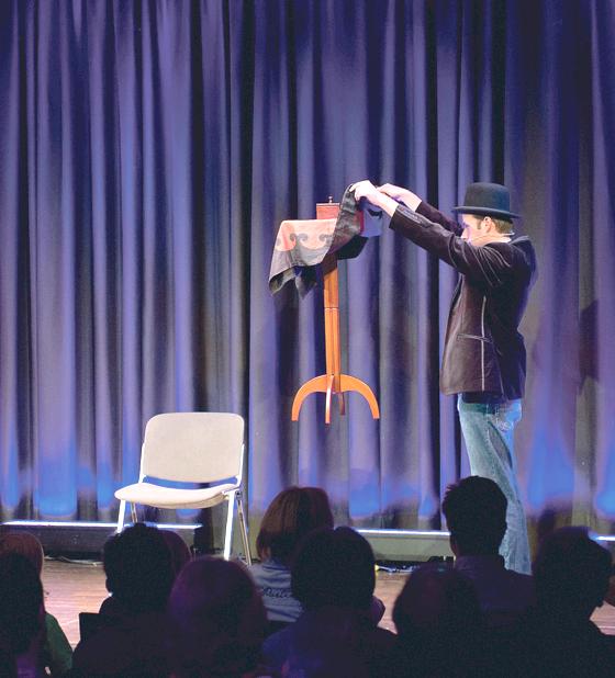 Wie kann es sein, dass der Tisch schwebt? Gäste der Zaubershow werden staunen.	Foto: VA