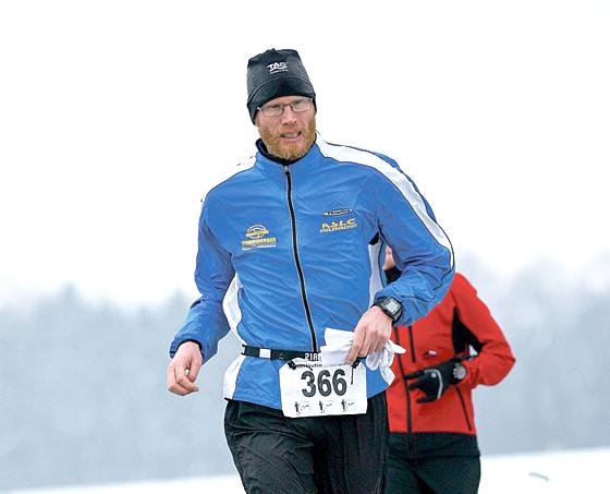 Martin Bussmann vom RSLC kurz vor dem Ziel beim Isamaninger Winterlauf. 	Foto: VA