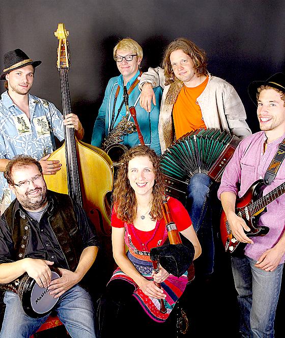 Die Band »SpuimaNovas« verleiht bayerischen Volksliedern neuen Schwung.	Foto: VA