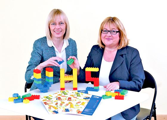 Ulrike Gietl (l.) und Monika Häusler, Leiterinnen der Volkshochschulen in Neufahrn und Hallbergmoos, bei der Vorstellung ihres Frühjahrsprogramms.  	F.: VA