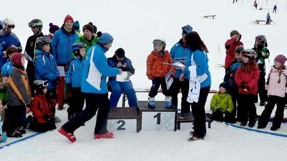 Die Kinder und die Trainer bei der Siegerehrung: Skischulleiter Thomas Binder überreichte die Urkunden an alle Kursteilnehmer.	Foto: privat