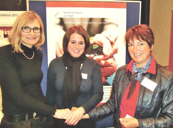 Das Führungstrio (von rechts): Dagmar Richter (Vorsitzende), Katharina Dworzak (3. Vorsitzende) und Eva Alger-Seemann (2. Vorsitzende). 	Foto: ikb