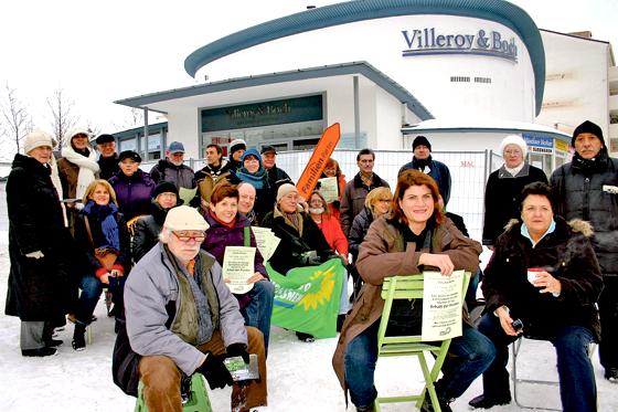 MdL Claudia Stamm (2. v. r.) und 70 weitere Giesinger Bürger demonstrierten für den Erhalt der Flunder am Giesinger Bahnhof.  	Foto: Hettich