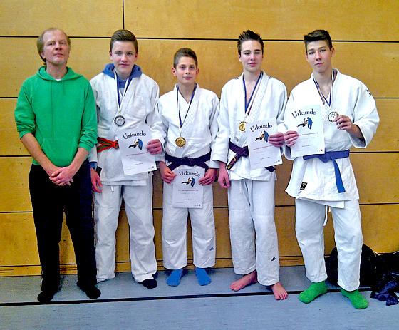 Die vier Judoka, die von Adi Piprek trainiert werden, erhielten zu der Medaille eine Urkunde.	Foto: Verein