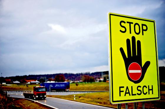 Der ADAC fordert, die gelben Warntafeln, die in Österreich zu weniger Geisterfahrern geführt haben, flächendeckend auch an deutschen Autobahnanschlussstellen anzubringen.	Foto: ADAC/Bastian Fischer