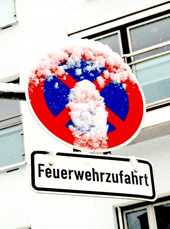 Auch mit Schneemütze eindeutig als Verbotsschild erkennbar.	 	Quelle:  ADAC Südbayern