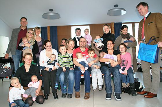 Eltern und Nachwuchs genossen einen entspannten Babyempfang mit Oberhachings Bürgermeister Stefan Schelle (r.).  	Foto: hol