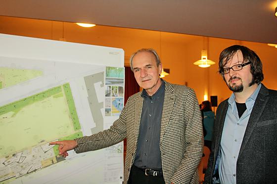 Michael Welter (rechts) und Ulrich Rauh erläuterten bei der Einwohnerversammlung den ersten Entwurfsplan zur Umgestaltung des Tassiloplatzes.	Foto: js