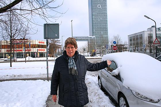 Hannelore Schrimpf, SPD-Sprecherin im Bezirksausschuss, ist von der Parkplatznot rund um das Hochhaus am Georg-Brauchle-Ring selbst betroffen.	Foto: ws