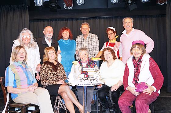 Regisseurin Agnes Kraus (3. v. l. stehend) ist zufrieden mit ihren Schauspielern des ersten Seniorentheaters, die am 2. Februar Premiere feiern.	Foto: hw