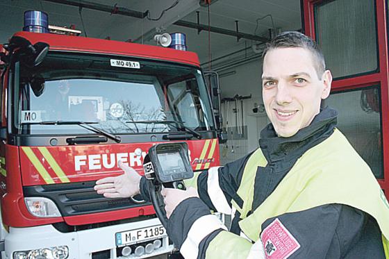 Stefan Lafer von der Freiwilligen Feuerwehr Moosach zeigt voller Stolz die zweite Wärmebildkamera. F.: ws