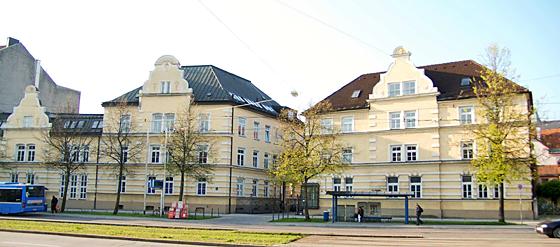 Ein Teil der Gebäude an der Einsteinstraße sind denkmalgeschützt. Die Gestaltung des Ensembles wird bei der Bürgerversammlung Thema sein.	Foto: SWM