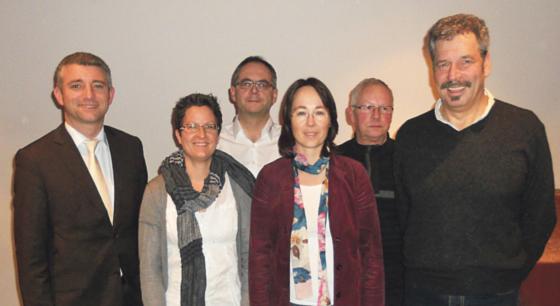 Florian Vogelsang, Isabelle Herbst, Klaus Bachhuber, Sandra Kunstwadl, Hans Treffer und Gerhart Maier (von links) nach ihrer Wahl. Foto: VA