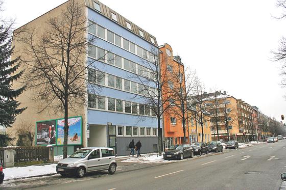 Die Pläne sind noch nicht vom Tisch: Erneut versucht die Stadt München, im Anwesen Knorrstraße 29 (ganz links) ein Wohnheim für wohnungslose Menschen zu eröffnen. 	Foto: ws