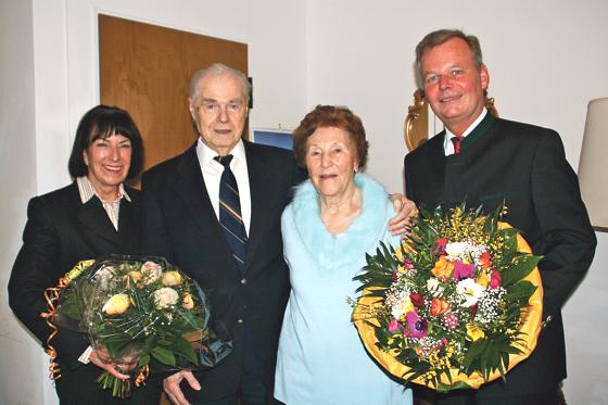 Herzlich gratulierten Bürgermeister Jan Neusiedl (l.) und Heimleiterin Heidemarie Witt (r.) den Jubilaren Hanna und Horst Strobl.	Foto: hol