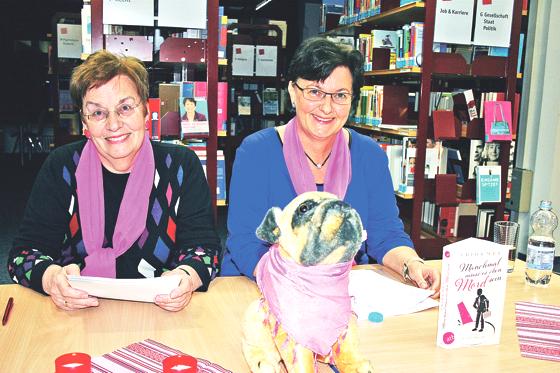 Die Moosacherin Ingeborg Struckmeyer (l.) und Friedlind Lipsky lasen in der Stadtbibliothek aus ihrem Buch. Ein Mops hat eine wichtige Rolle.	Foto: ws