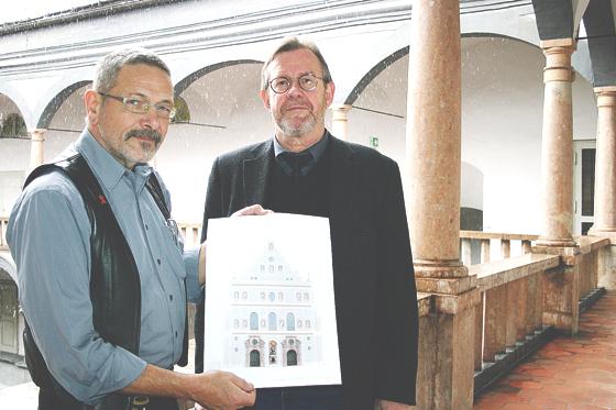 Harald Gieß (links) und Bernd Vollmar mit einem Bild der neuen Hauptfassade im Arkadenhof des Bayerischen Landesamts für Denkmalpflege.	Foto: scy