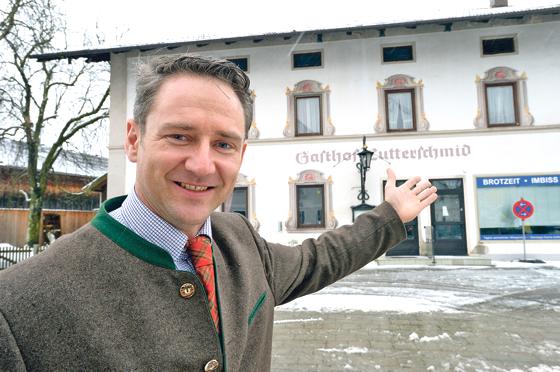 Bürgermeister Stefan Kern hofft, dass der Lutterschmidhof bald wieder zu neuem Leben erwacht und zur Belebung der Ortsmitte beiträgt. 	Foto: Schunk