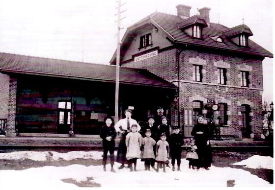 Der Unterhachinger Bahnhof nach 1901 mit offener Wartehalle und Stationsvorsteher mit Familie.