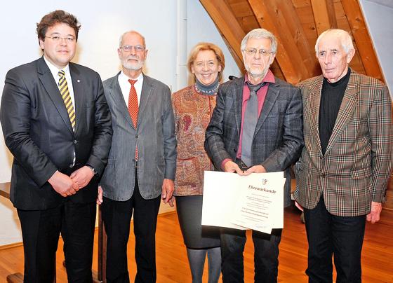 Bei der Ehrung (v.l.): Bürgermeister Thomas Loderer, Rolf Rachor, Landrätin Johanna Rumschöttel, Dankmar Müller und Josef Amann. 	Foto: LRA