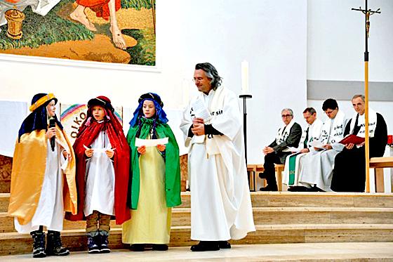 Die »Heiligen Drei Könige« und Pfarrer Nobs beim ökumenischen Gottesdienst in St. Magadalena.	Foto: Günter Dependahl