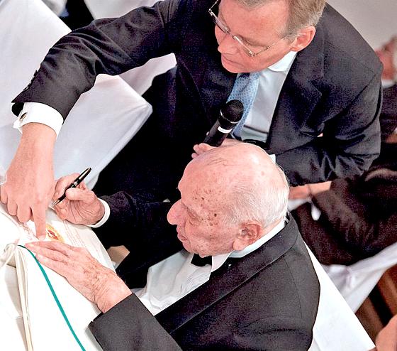 Bürgermeister Jan Neusiedl und Prof. Erich Schulze, der sich anlässlich seines 100. Geburtstages ins  Goldene Buch der Gemeinde eintrug.  	Foto: Privat