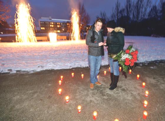 Mit Feuerwerk, roten Rosen und Kerzen machte Carlos seiner Katharina einen Antrag.	Foto: Schunk