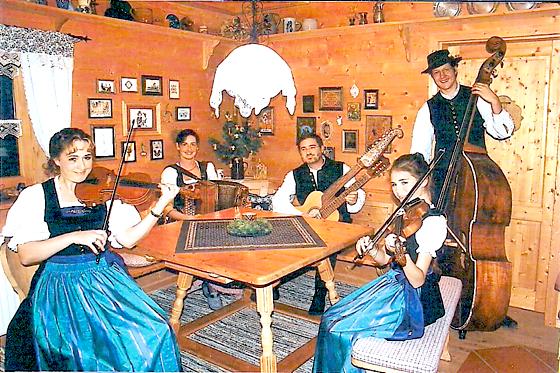 Die Röpfl Geigenmusi aus Bayrischzell ist beim Hoagarten in Alxing dabei. 	Foto: VA