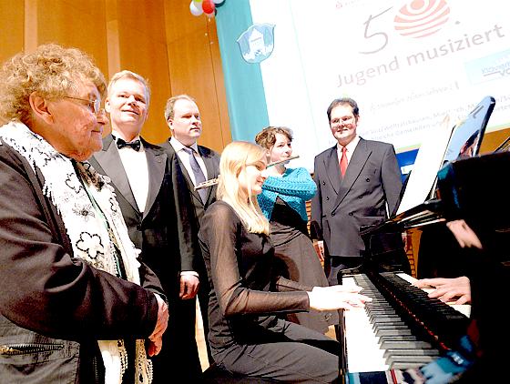 Bürgermeister Jan Neusiedl (2. v. l.) freut sich, dass die Gemeinde Grünwald auch weiterhin die schönen Künste in Grünwald, wie hier die Musikschule Grünwald beim Wettbewerb »Jugend musiziert« fördern kann. Foto: Schunk
