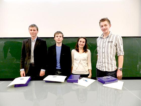 Die ersten vier Preisträger der Schülerkonferenz: Johannes Rößler, Ludwig Fuhr, Melissa Lantelme und Maximilian Müller (v. l.).	Foto: TUM