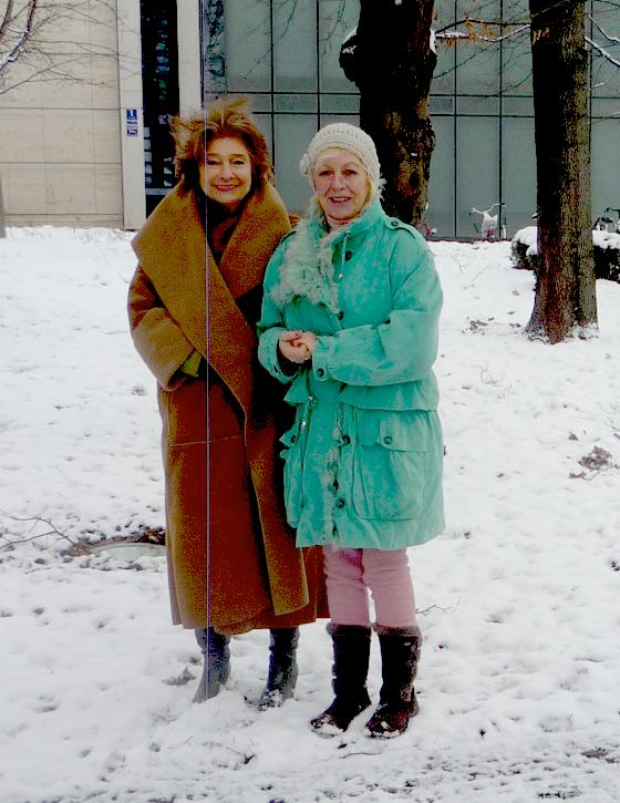 Franziska Miroschnikoff und Margot Günther am geplanten Standort für den Gedenkstein. Foto: SEN München