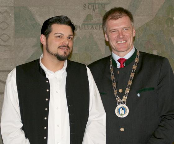 Feierlich vereidigte Bürgermeister Stefan Schelle den neuen Gemeinderat Markus Hirnschal.	Foto: hol