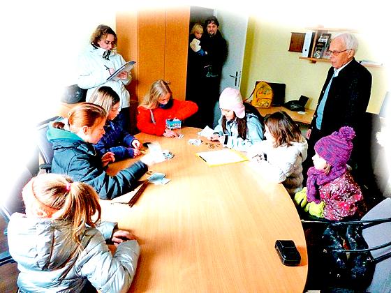 Knapp 230 Euro haben die sechs Schülerinnen der Montessori Grund- und Mittelschule für heimatlose Tiere zusammengetragen.	Foto: Schule