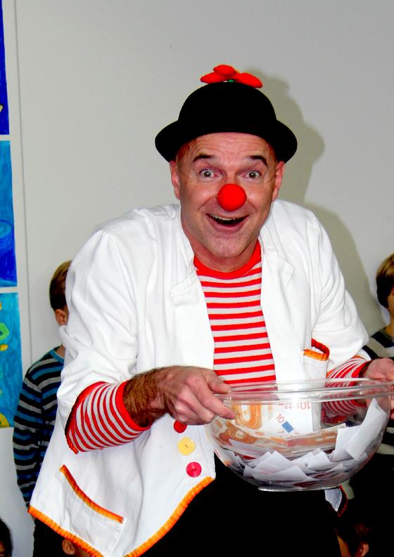 Clown »Prof. Dr. Lupino« sorgt bei seinem Besuch im Kinderkrankenhaus für Aufheiterung.	Foto: privat