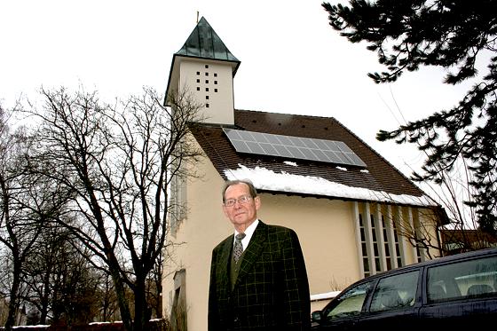 Herbert Wiedemann vom Verein »Zeichen setzen« trieb das Projekt Solardach für die Versöhnungskirche voran.	Foto: ws