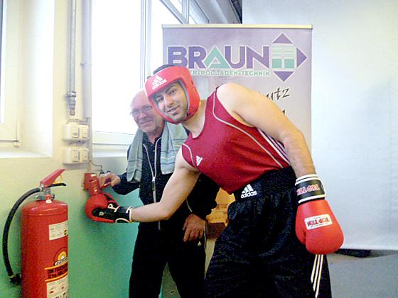 Trainer Helmut Felixberger und Jamshed Maudodi beim »Aufladen« seiner Schlaghand mit Kraftstrom vor dem Wettkampf.	Foto: privat
